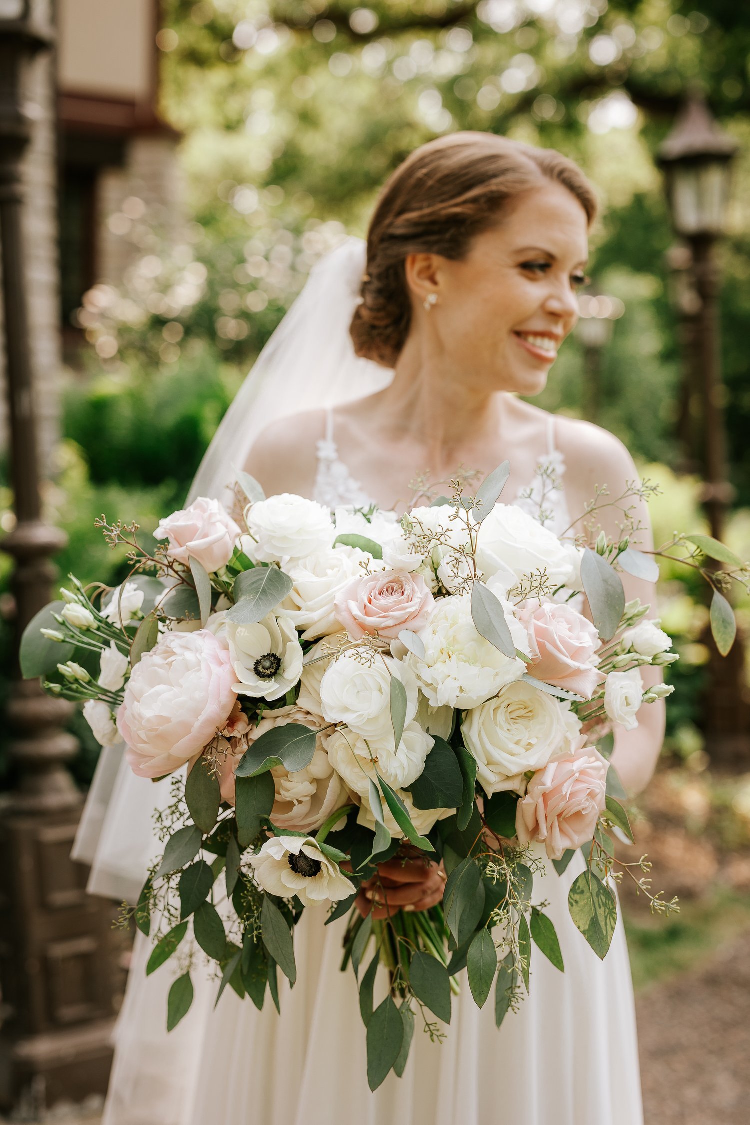 wedding+bouquet+white+blush+glenview.jpg